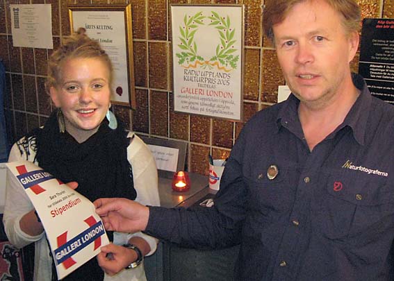 Sarah Thorén fick under Kulturnatten ta emot 2009 års stipendium av Galleri Londons ordförande Mats Wilhelm. Foto: Jim Elfstrm